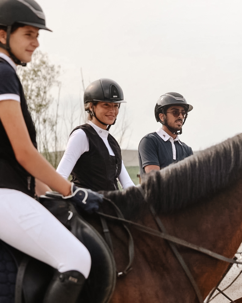 Volwassenen op paard